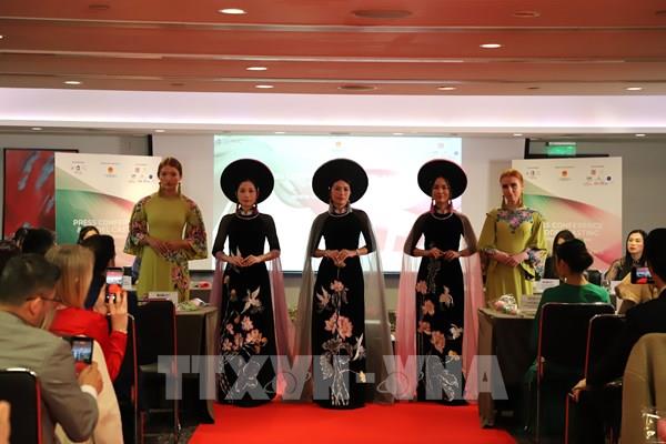 Hành trình đưa Áo dài Việt Nam đến với sân khấu thời trang toàn cầu