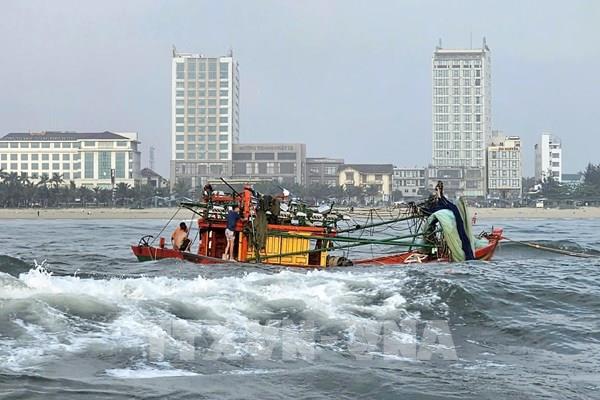 Cứu nạn thành công 5 ngư dân trên tàu cá bị lật tại cửa biển Nhật Lệ