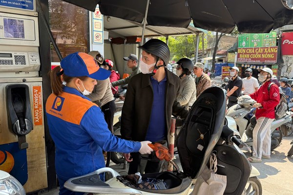 Petrolimex và PVOIL khẳng định đủ nguồn cung xăng dầu đáp ứng nhu cầu khách hàng