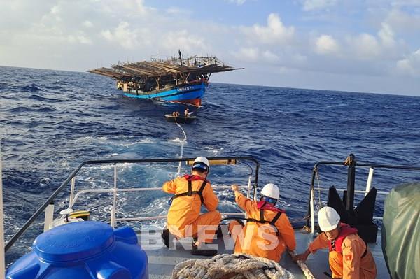 Cứu nạn kịp thời 34 ngư dân trên vùng biển ngoài khơi Khánh Hòa