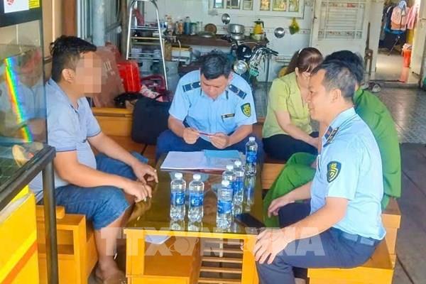 Cần Thơ xử phạt nhiều cây xăng bán nhỏ giọt, tự ý nâng giá