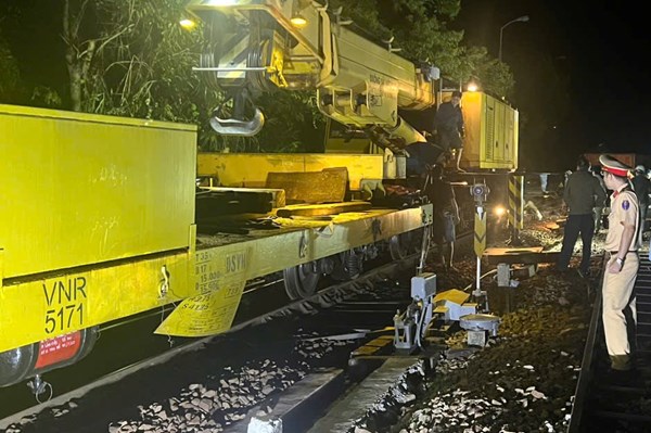 Tàu hỏa trở hàng bị trật bánh trên đèo Hải Vân