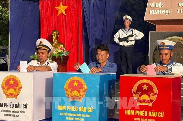 Cử tri đặc khu Trường Sa hòa chung ngày hội bầu cử của cả nước