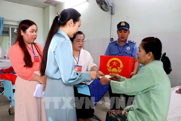 Từ ngư dân đến chiến sĩ, Vĩnh Long rộn ràng ngày bầu cử