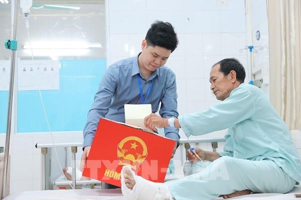 Lá phiếu đến tận giường bệnh ở Bệnh viện Việt Đức