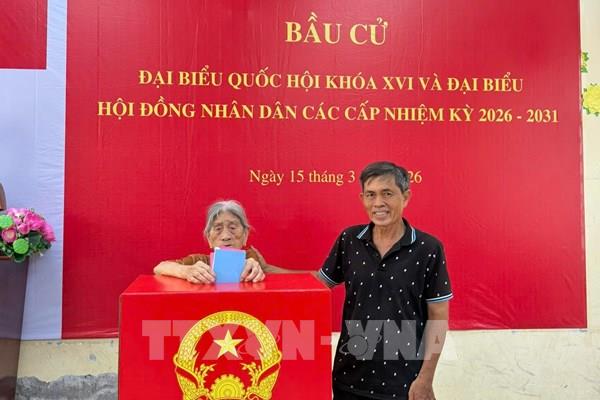 Khoảng khắc đẹp trong ngày bầu cử ​