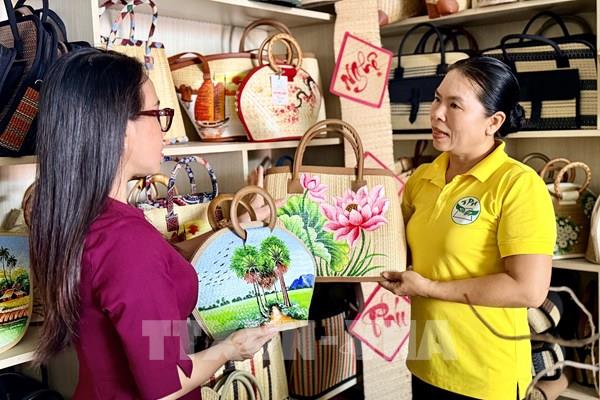 Từ cỏ bàng ven ruộng đến giỏ tiền triệu ở An Giang