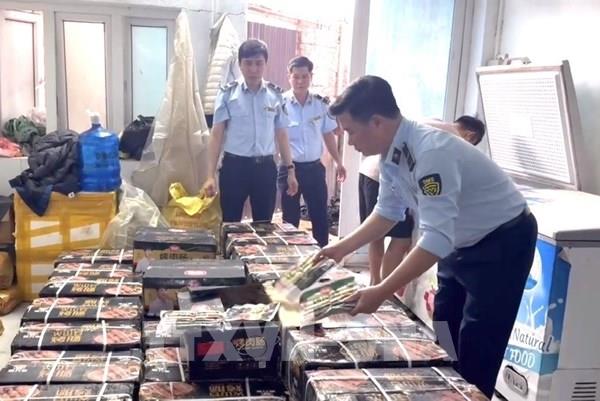 Hà Nội phát hiện gần 1 tấn xúc xích nhập lậu