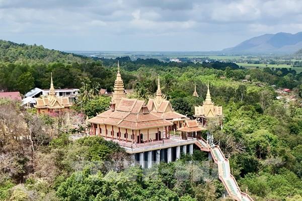 Lạc bước giữa sắc màu chùa Tà Pạ ở Bảy Núi