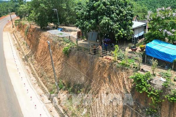 Đồng Nai kiểm tra vụ nhà dân “treo” cao 12m so với mặt đường