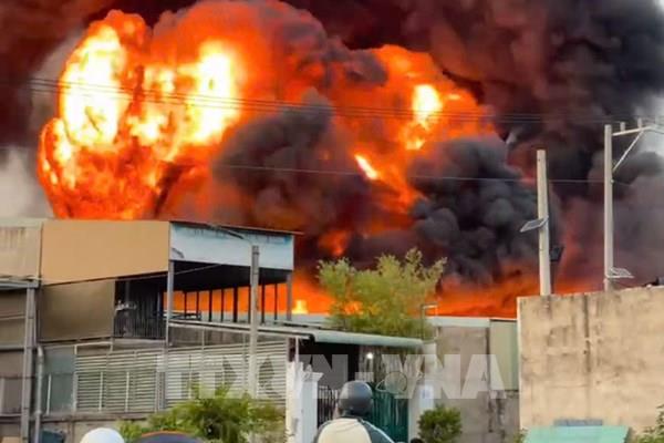  Khống chế nhanh vụ cháy tại công ty hóa chất