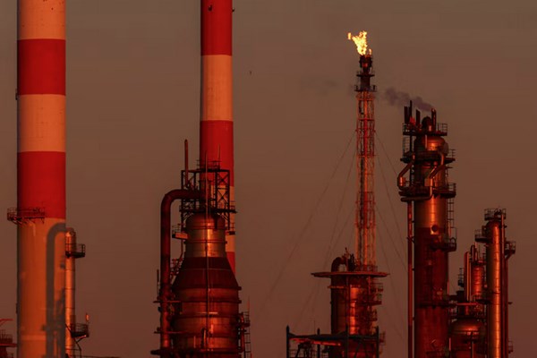 Pháp yêu cầu các nhà máy lọc dầu tăng sản lượng