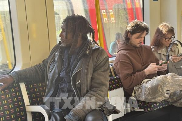 Nước Anh buộc doanh nghiệp “mở sổ lương”