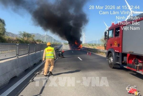 Xe tải bốc cháy dữ dội trên cao tốc, giao thông ách tắc hơn 1 km