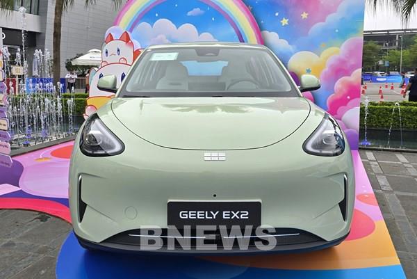 Geely ra mắt xe điện EX2, giá từ 459 triệu đồng, chạy gần 400 km/lần sạc