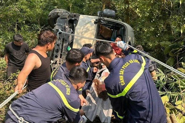 Xe ô 29 chỗ mất phanh lao xuống vực tại khu xã Tam Đảo, Phú Thọ
