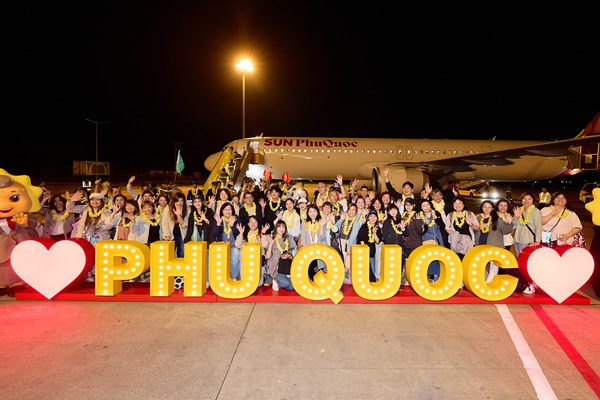 Mở đường bay quốc tế, Sun PhuQuoc Airways đón hơn 200 khách đến Phú Quốc