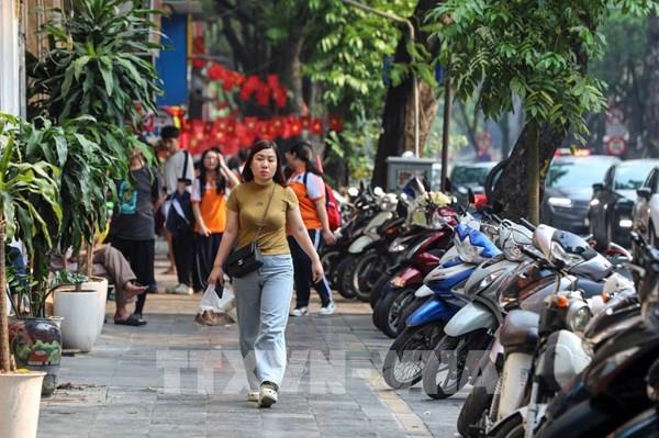 Vỉa hè Hà Nội thông thoáng, nhiều hàng quán thích nghi để kinh doanh