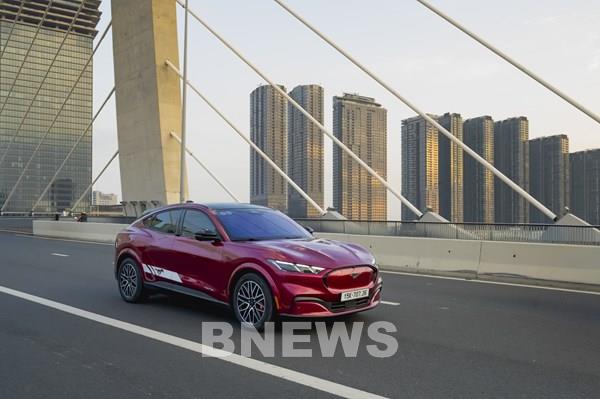 Ô tô giảm giá sâu chưa từng có, có mẫu xe giảm đến gần 1 tỷ đồng