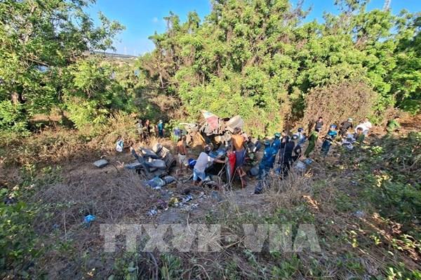 Xe khách lao xuống vực, ít nhất 4 người tử vong