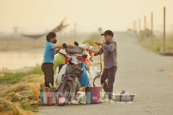 Những mảnh đời trên mặt phá Tam Giang - Bài 2: Rời đầm phá – những hành trình không giống nhau