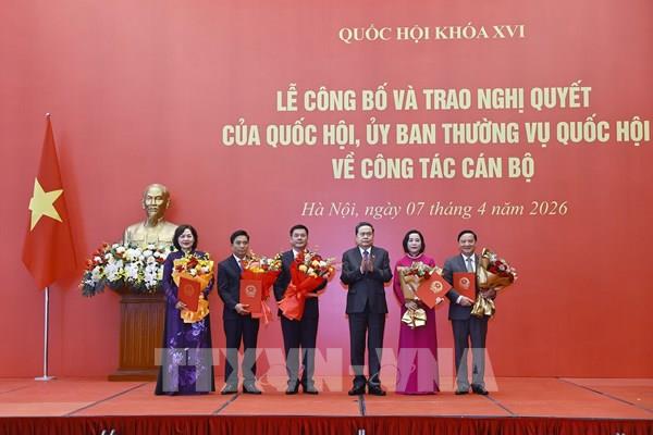 Chủ tịch Quốc hội Trần Thanh Mẫn dự Lễ công bố và trao Nghị quyết về công tác cán bộ
