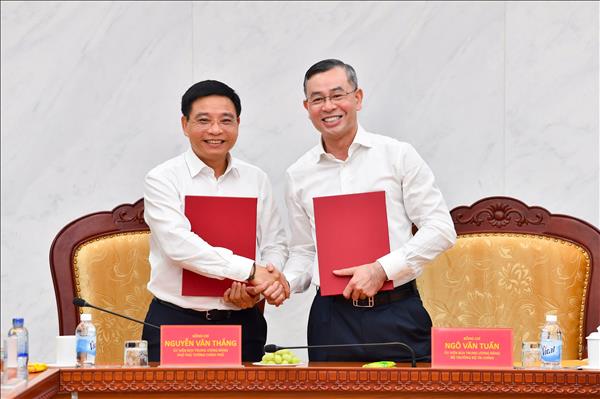 Bàn giao công tác giữa Phó Thủ tướng Nguyễn Văn Thắng và Bộ trưởng Tài chính Ngô Văn Tuấn