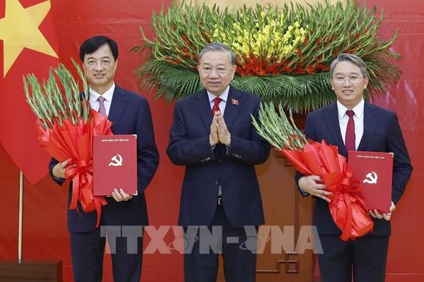 Trao quyết định bổ nhiệm Trưởng ban Tổ chức Trung ương và Chánh Văn phòng Trung ương Đảng