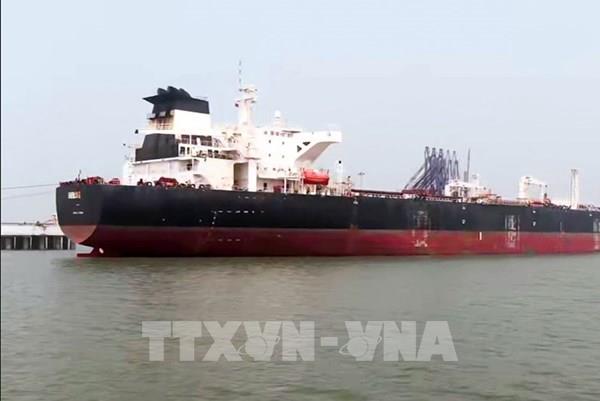 Hơn 800 tàu chờ mở đường thoát qua Hormuz