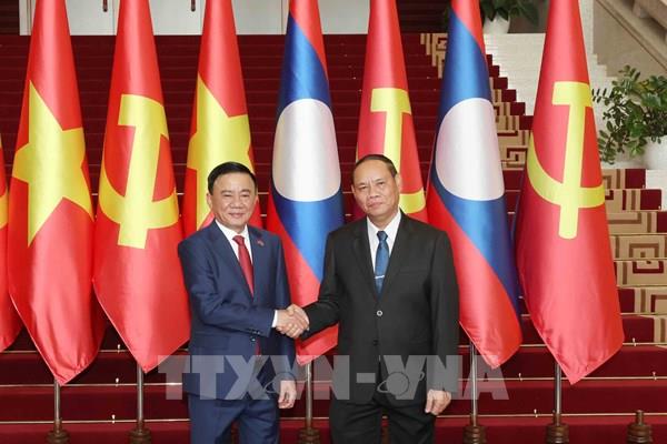 Lễ đón chính thức Ủy viên Bộ Chính trị, Thường trực Ban Bí thư Trần Cẩm Tú tại thủ đô Viêng Chăn (Lào)