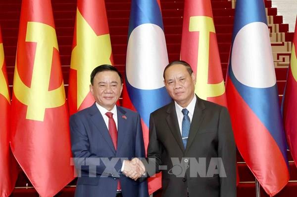 Thường trực Ban Bí thư Trần Cẩm Tú chứng kiến Lễ trao các văn kiện hợp tác Việt Nam – Lào