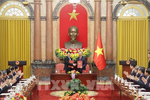 Bàn giao công tác giữa Tổng Bí thư, Chủ tịch nước Tô Lâm và nguyên Chủ tịch nước Lương Cường