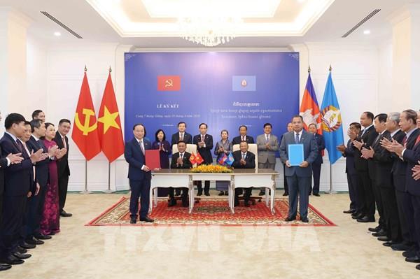 Ủy viên Bộ Chính trị, Thường trực Ban Bí thư Trần Cẩm Tú chứng kiến Lễ trao các văn kiện hợp tác Việt Nam – Campuchia