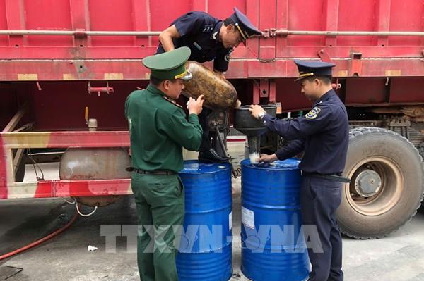 Phát hiện vụ vận chuyển trái phép 400 lít dầu diesel từ Việt Nam sang Lào