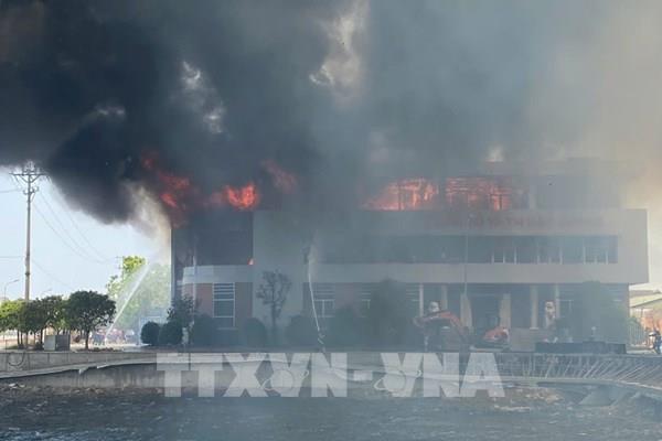Cháy lớn tại khu trưng bày của công ty chế biến gỗ ở Hà Tĩnh
