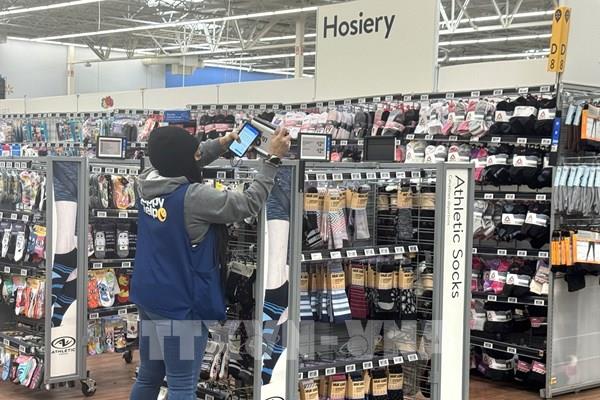 Người tiêu dùng Mỹ chật vật với làn sóng phí ẩn và phụ phí mới