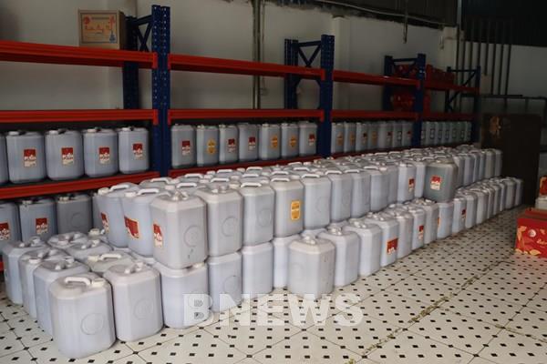 Phát hiện điểm chứa trữ gần 9.000 lít rượu có dấu hiệu vi phạm tại Hà Nội