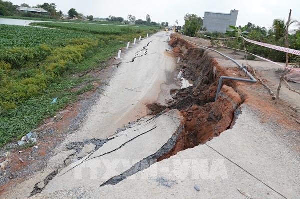 Khẩn trương thực hiện các giải pháp xử lý sạt lở đê sông Lò Gạch