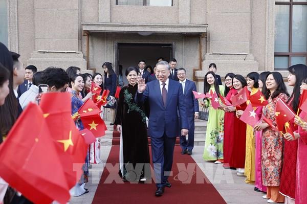 Tổng Bí thư, Chủ tịch nước Tô Lâm gặp gỡ cán bộ các cơ quan đại diện và cộng đồng người Việt Nam tại Trung Quốc