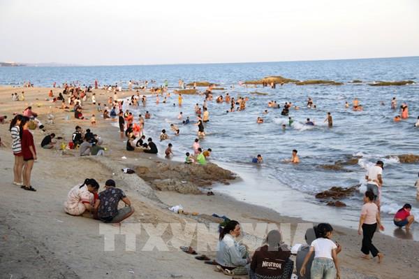 Nắng nóng, người dân đổ ra biển “giải nhiệt”