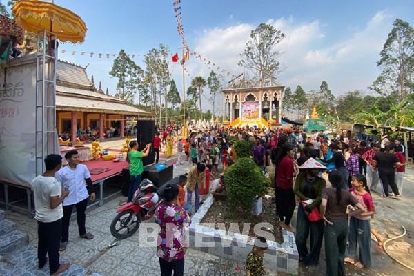 Tết Chôl Chnăm Thmây: Đắp núi cát cầu an, tắm cho cha mẹ trả ơn