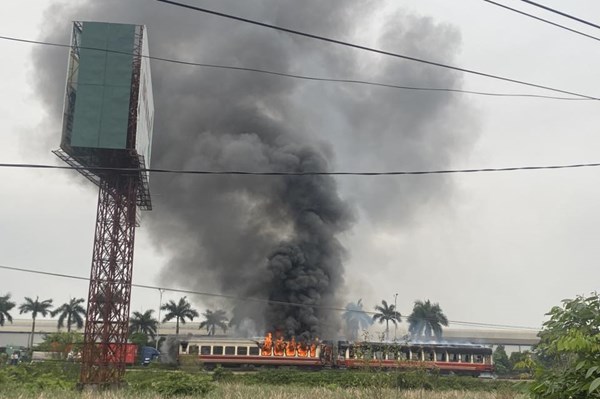 Cháy tàu hỏa tại Hải Phòng, thiêu rụi 2 toa, không có thương vong