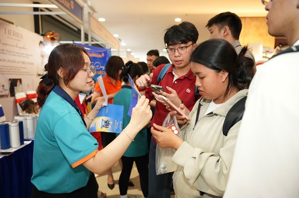 UEH huy động 14 tỷ đồng cho giáo dục, mở 5.000 cơ hội việc làm