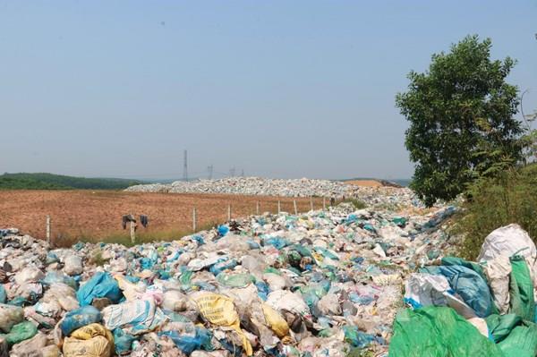 Quảng Trị chỉ đạo xử lý bãi rác quá tải sau phản ánh của TTXVN