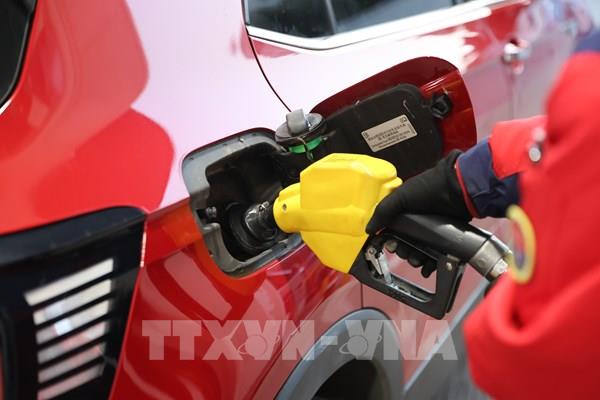 Trung Quốc lần đầu hạ giá trần xăng, dầu diesel