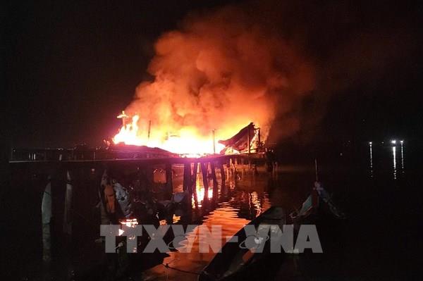 Huế: Tàu cá bị hư hỏng hoàn toàn sau vụ cháy