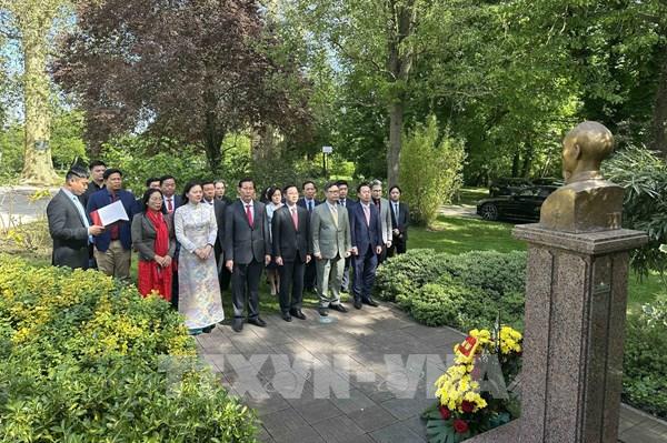 51 năm thống nhất đất nước: Dâng hoa tưởng niệm Chủ tịch Hồ Chí Minh tại Pháp