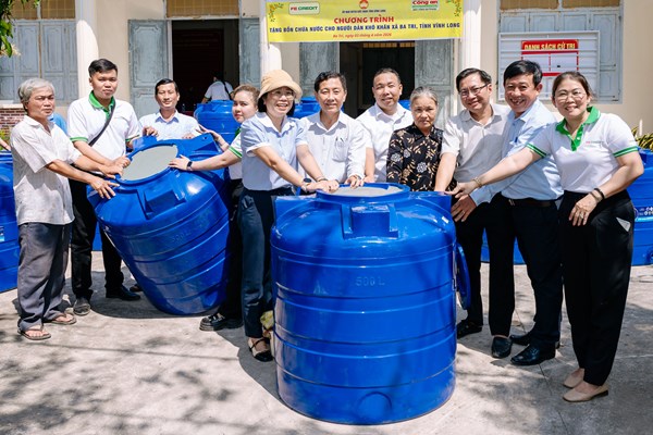FE CREDIT sẻ chia cùng người dân ĐBSCL giữa mùa hạn mặn