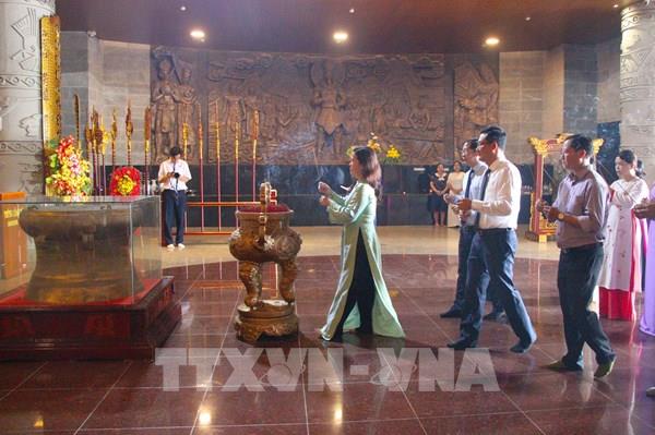 Người dân miền Tây hướng về nguồn cội tại Đền thờ Vua Hùng