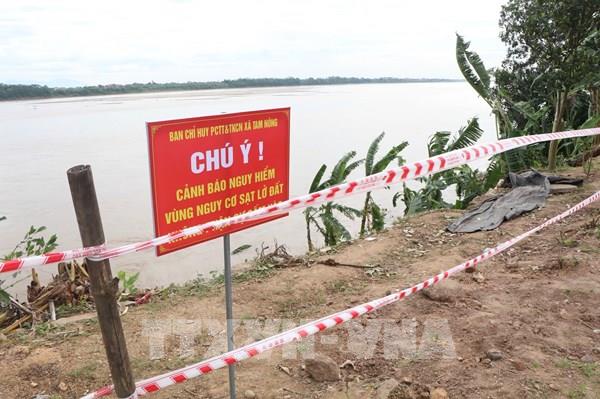Công bố tình huống khẩn cấp sạt lở đê tả sông Thao, 14 hộ dân phải di dời